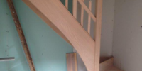 Réalisation sur mesure d'un escalier plein en bois tournant & isolation par l'intérieur ITI