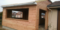 Réalisation d'un agrandissement, extension bois sur vide sanitaire, bardage bois, fenêtre et porte en PVC