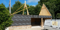 Réalisation d'un garage en ossature bois, pose d'une charpente traditionnelle, création d'une lucarne et aménagement des combles.