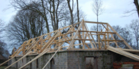 Charpente traditionnelle, lucarnes, chiens sassis sur bâtiment en rénovation