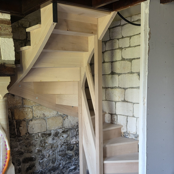 Fabrication et pose d’un escalier en hêtre sur mesure en Haute-Normandie