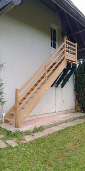 Fabrication et pose sur mesure d’un escalier en iroko avec garde-corps à Paluel.