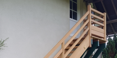 Fabrication et pose sur mesure d’un escalier en iroko avec garde-corps à Paluel.