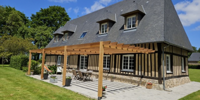 Fabrication d’une pergola en iroko, en Normandie