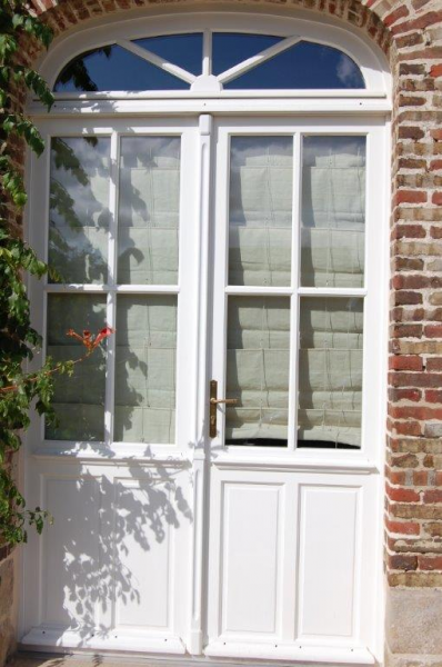 Double porte d'entrée blanche à ANGIENS